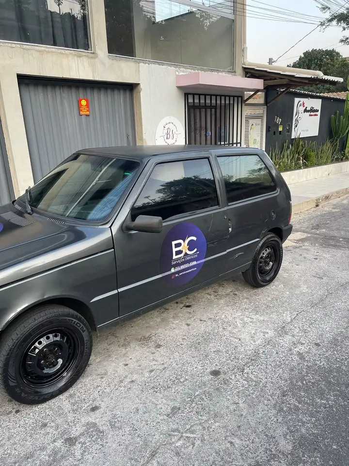 Carro adesivado com a marca BC Serviços Elétricos