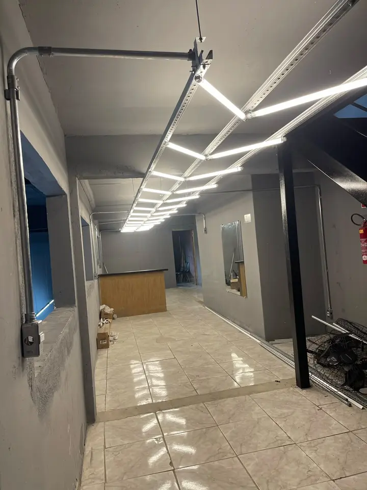 Corredor com perfis de LED no teto